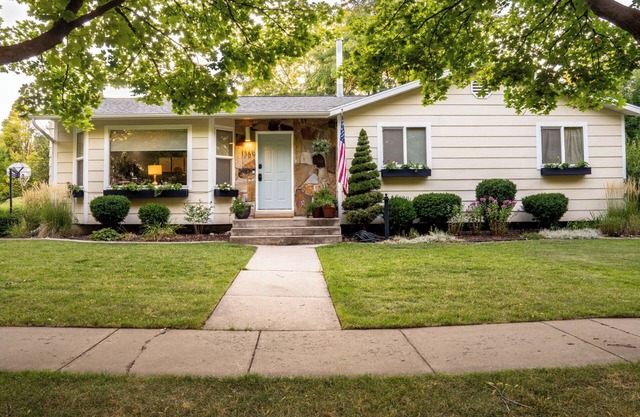 Cozy 4-bedroom house in charming Logan. 5-min walk to USU & Lundstrum Park.