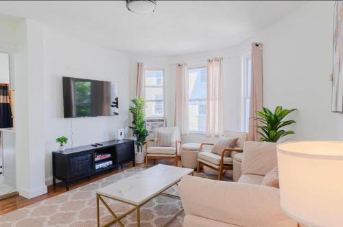 Cozy 4BR near Boston plus gameroom