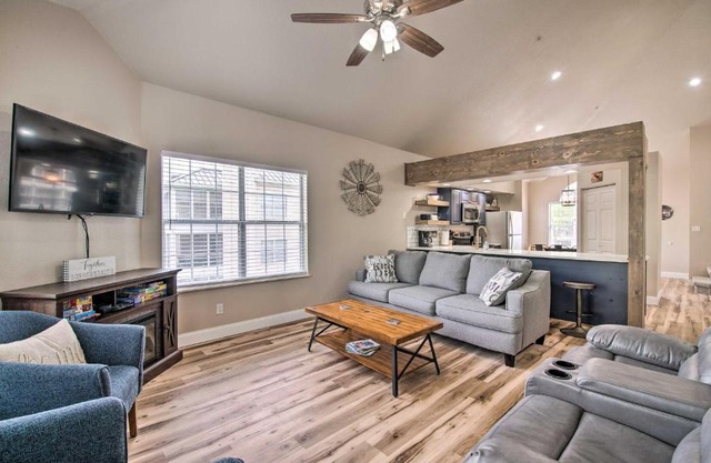 Cozy and Deluxe Branson Condo Balcony and Pool Access