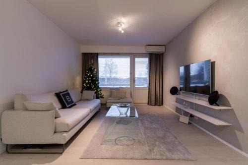 Cozy and modern apartment with lakeside view