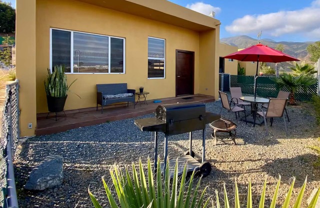 Cozy and pet friendly Studio! Mountains view, gated patio!