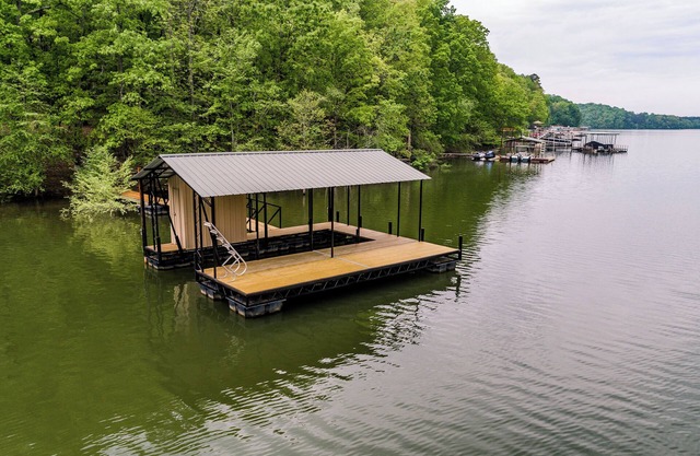 Cozy and serene fishing cabin, Family Traditions, private dock and lake views.