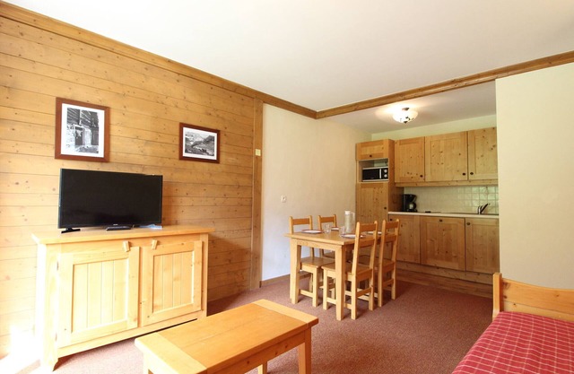 Cozy apartment for 4 at the foot of the slopes with pool and parking