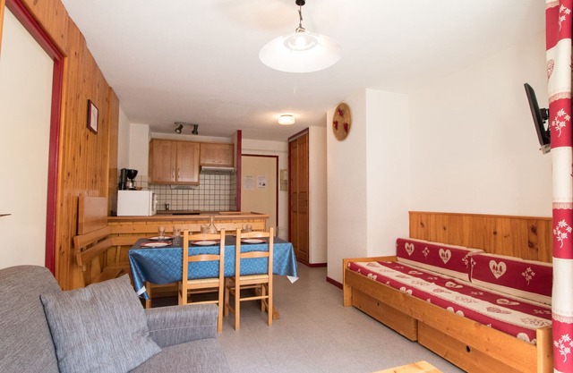 Cozy apartment for 7 in Val Cenis Lanslebourg, 300m from slopes, balcony, and close to amenities