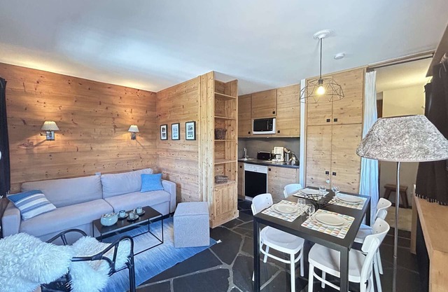 Cozy Apartment by the Slopes - Sleeps 4, Balcony, WiFi, Near Shops & Restaurants