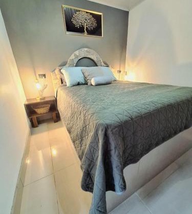 Cozy apartment walking distance to the beach