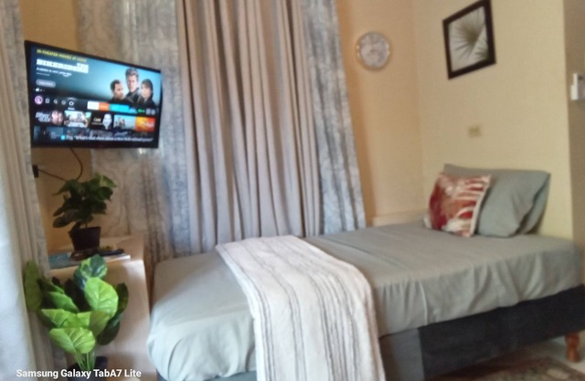 Cozy apartment with AC and WiFi , and very close to an active bus route .