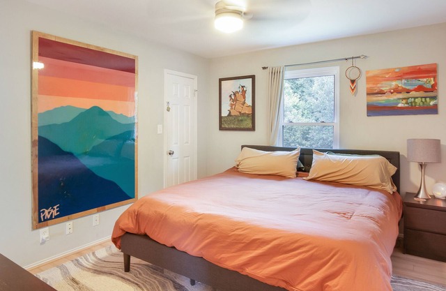 Cozy Art Bungalow: 3/2 Home with huge fenced yard, 5 mins to South Congress
