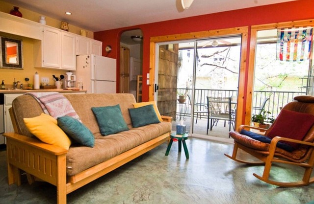 Cozy Barton Hills Studio | Walk to Zilker Park