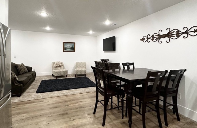 Cozy Basement Apartment with private entrance.