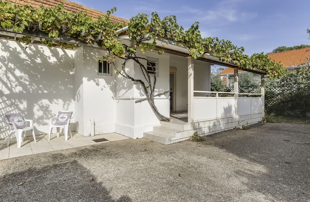 Cozy Beach House: Steps from Center, 400m to Ocean, Sleeps 6