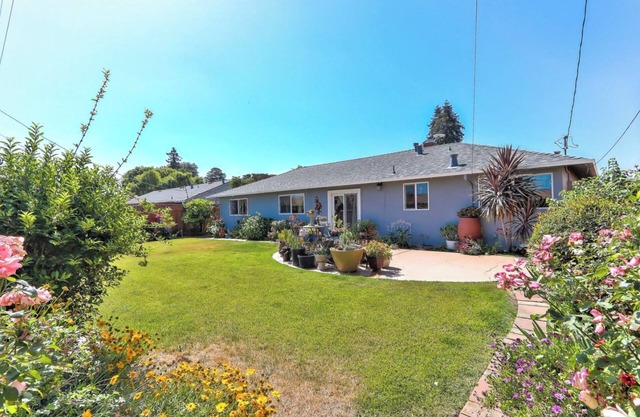 Cozy bedroom + shared bathroom in pleasant Santa Clara with AC, WiFi