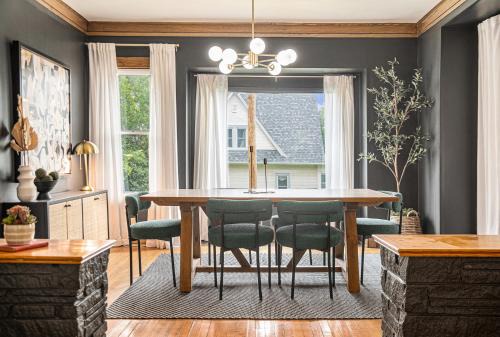 Cozy Boho Retreat Blocks from UNMC