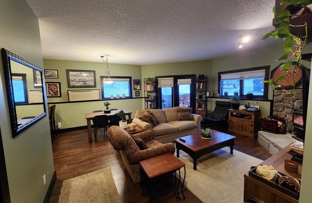 Cozy bottom floor condo located minutes away from the Radium hot pools!