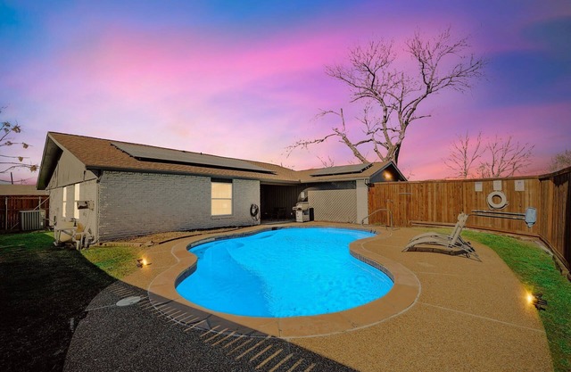 Cozy & Bright, 4 Bedrooms, Pool, Mins to Attractions
