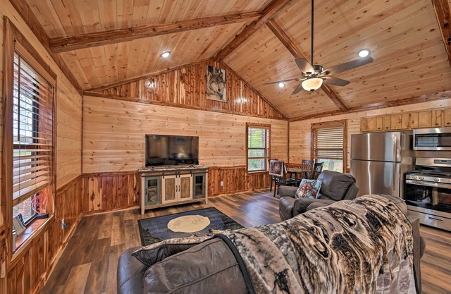 Cozy Broken Bow Cabin, Walk to the Lukfata Creek!