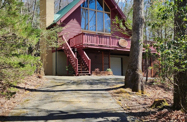 Cozy But Spacious Log Cabin at Mt. Mitchell Golf Course Community