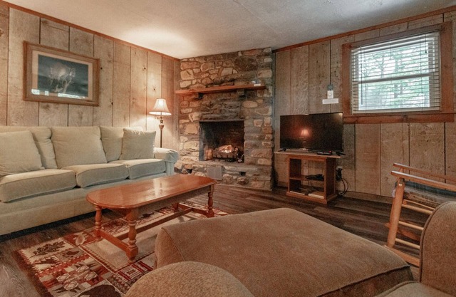 Cozy Cabin #19 - Sleeps 4 - Full kitchen + fireplace - between Boone & Blowing Rock NC
