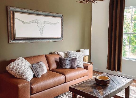 Cozy Cabin - 2 Miles to Broadway & Free Parking