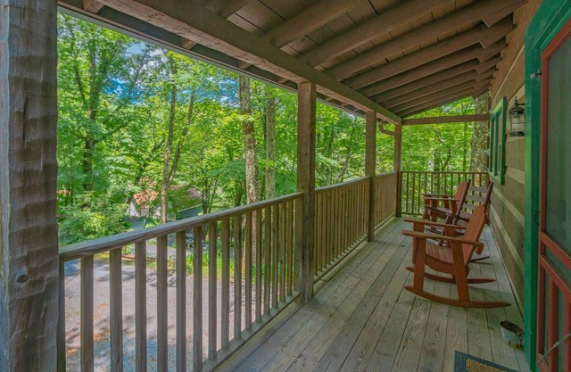 Cozy Cabin #33 - Sleeps 6 - Full kitchen + fireplace - between Boone & Blowing Rock NC