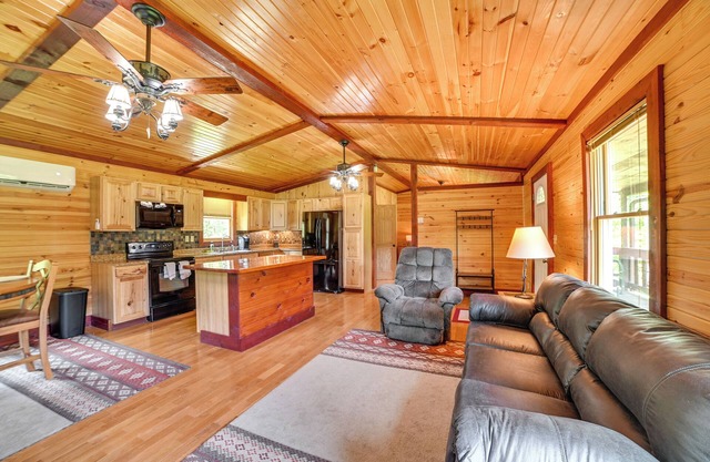 Cozy Cabin in Hardin ~ 1 Mi to Kentucky Lake!