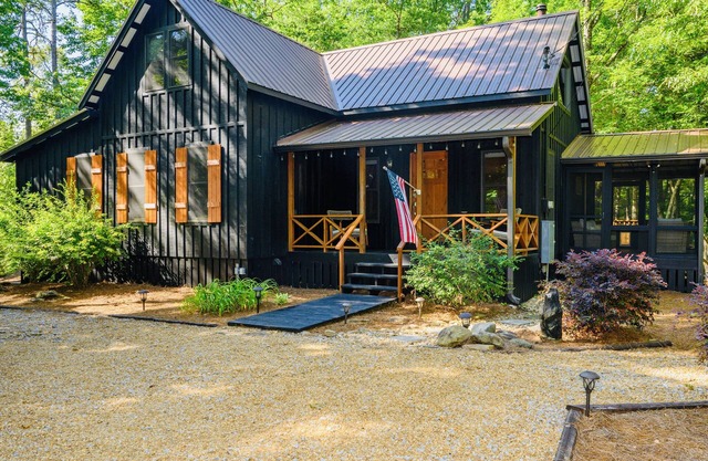 Cozy cabin near Lake Rabun and Clayton. Dog friendly!