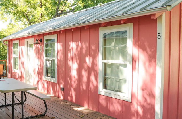 Cozy Cabin near the Comal River-Cabin #5- Railroad Theme. Walk to Wurstfest