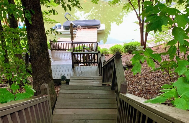 Cozy cabin on Lake Martin within 30 miles to Toomers Corner and Auburn Football
