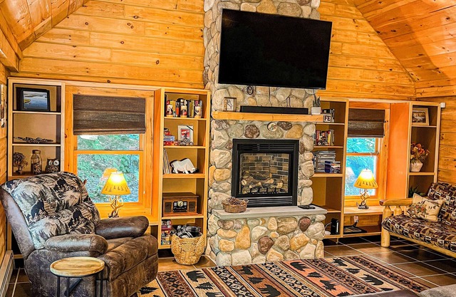 Cozy cabin with sauna, minutes from Weirs Beach.