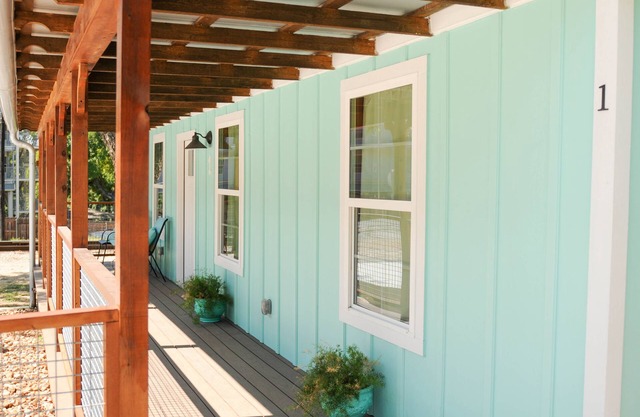 Cozy Cabins near the Comal River- Cabin #1-Fiesta Theme Walk to Wurstfest
