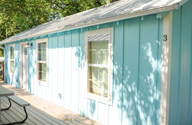 Cozy Cabins near the Comal River- Cabin #3- Texas Theme. Walk to Wurstfest