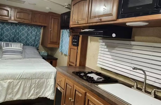 Cozy Camp RV with AC and WiFi in Welcoming Waco