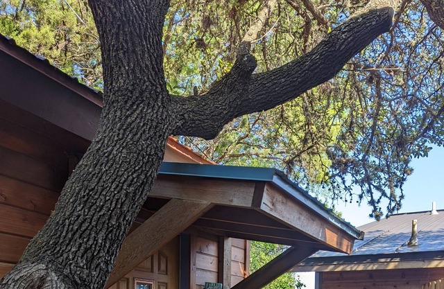 Cozy casita with Lake Travis view! Bars and restaurants just down the block!