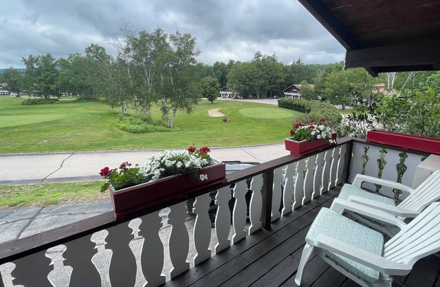 Cozy Chalet Condo central to 3 Ski Resorts: Attitash, Wildcat, Cranmore!