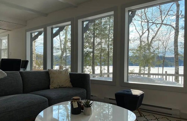 Cozy chalet on a lake close to Tremblant