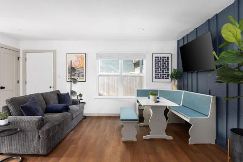 Cozy-Chic 2BR Patio Ideal for Groups