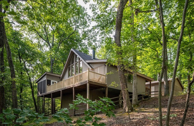 Cozy & Colorful Cabin at The Woods Resort (pet friendly!)