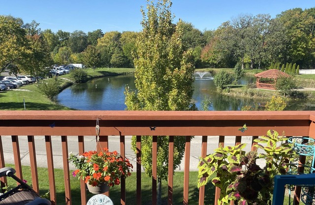 Cozy comfortable condo! 5 minutes from Premium Outlet mall.