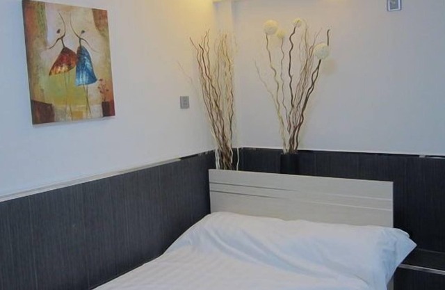 cozy comfy room in yau ma tei 3/5
