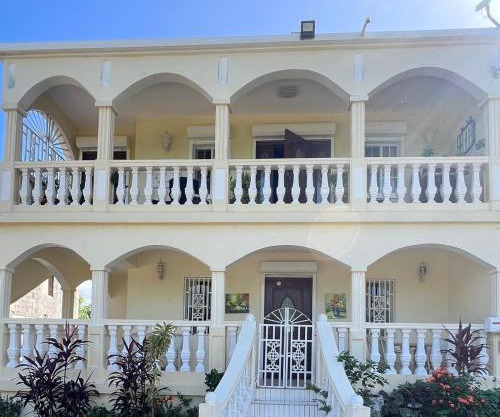 Cozy & Convenient Stay Near Beach, Airport & More!