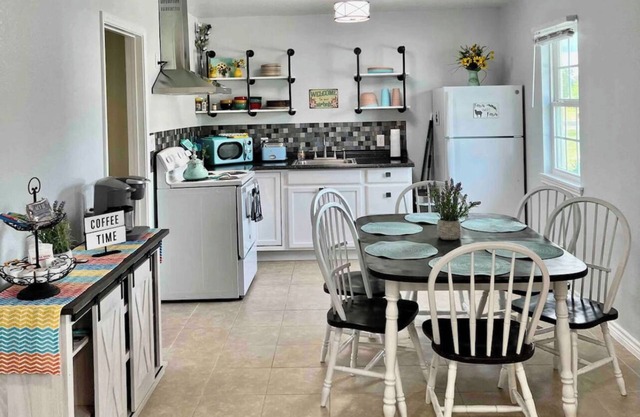 Cozy Corner Cottage in Aransas Pass, super close to beaches and boat launches.