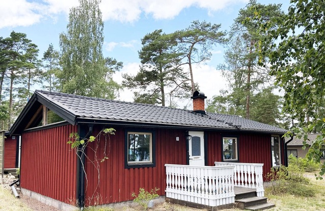 Cozy cottage by a lovely family bath at Oknö | SE05029