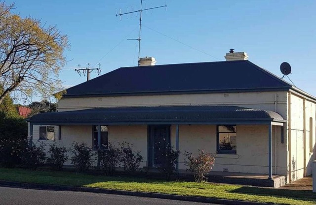 Cozy cottage close to all amenities. Family and Pet friendly