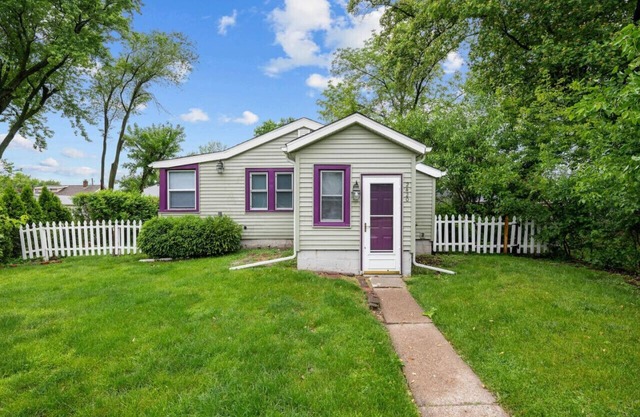 Cozy Cottage Home in Rock Island