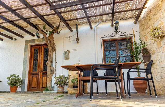Cozy cottage in a beautiful village. Super close to beaches ideal for families.n