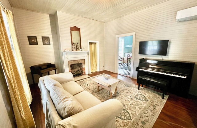 Cozy cottage in charming Milledgeville with AC, WiFi