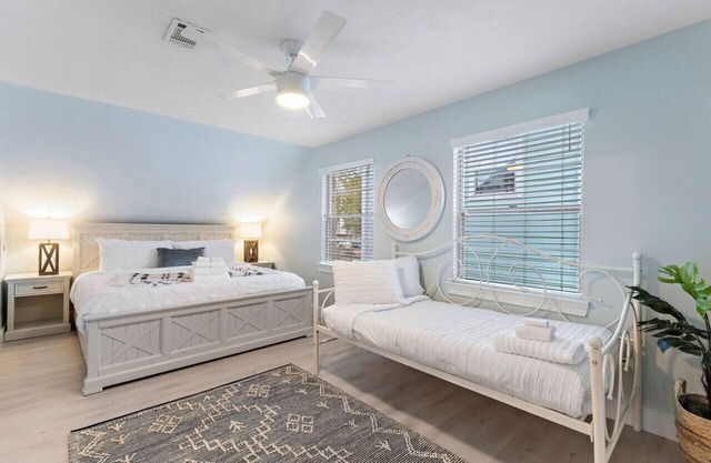 Cozy cottage in the heart of Kemah close to the boardwalk and bay