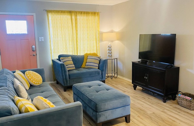Cozy cottage minutes away from great fishing and ferry to the island!