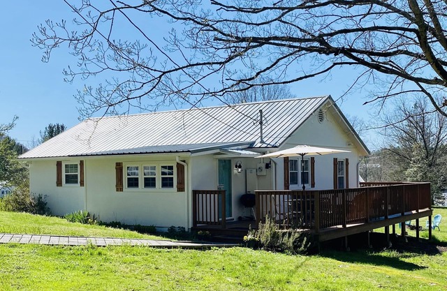 Cozy Cottage - Minutes from Attractions!