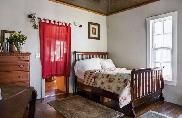 Cozy Cottage on Historic Property near Lost Pines Forrest and Bastrop State Park